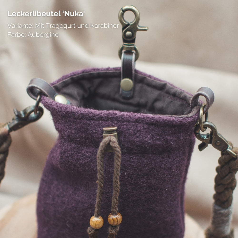 Leckerlibeutel Nuka in Aubergine mit Tragegurt und Karabiner für Hunde unterwegs.