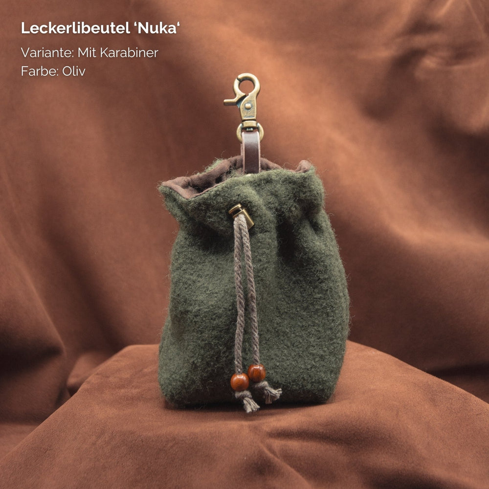 Olivgrüner Leckerlibeutel „Nuka“ aus Wollfilz mit Karabiner, Kordel und Holzperlen für Hunde.