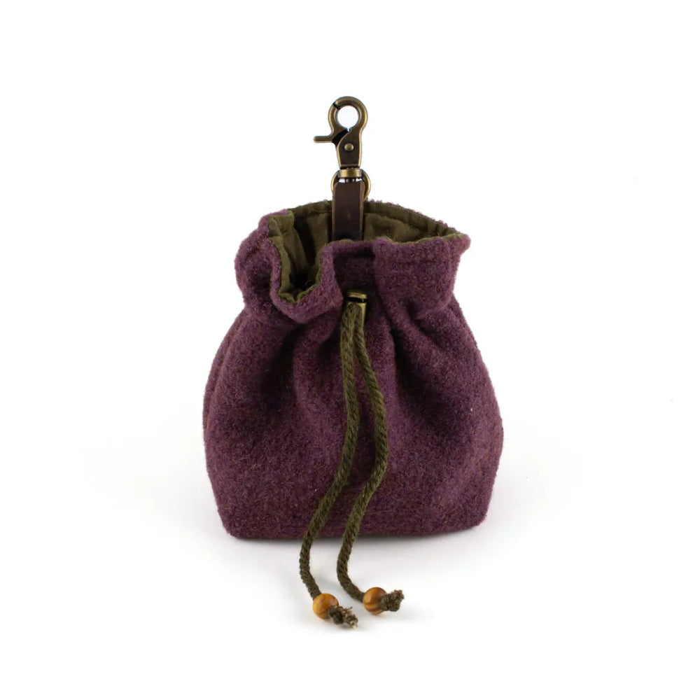Lila Filztasche Nuka mit Kordelzug, Holzgriff und Karabinerhaken, ideal für Snacks und Leckerlis.