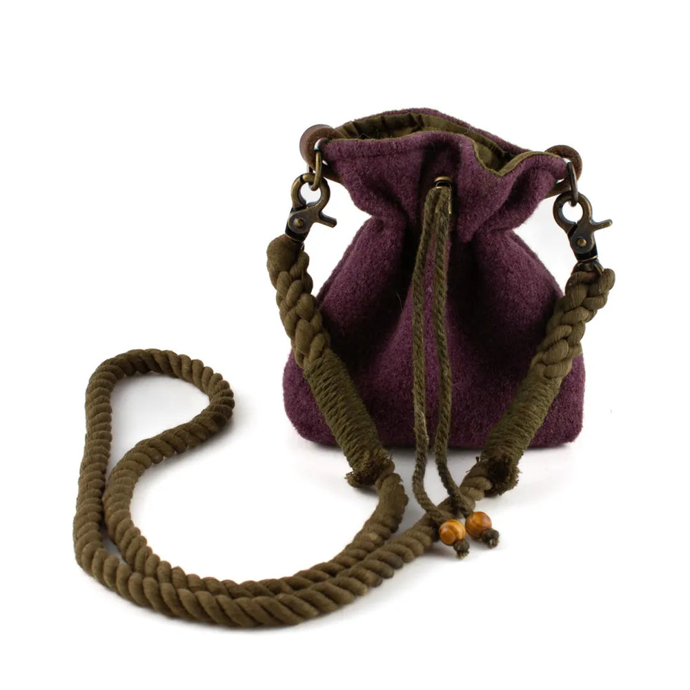 Leckerlibeutel Nuka: lila Filztasche mit beutelförmiger Öffnung und geflochtenen Tragegriffen. Ideal für unterwegs.