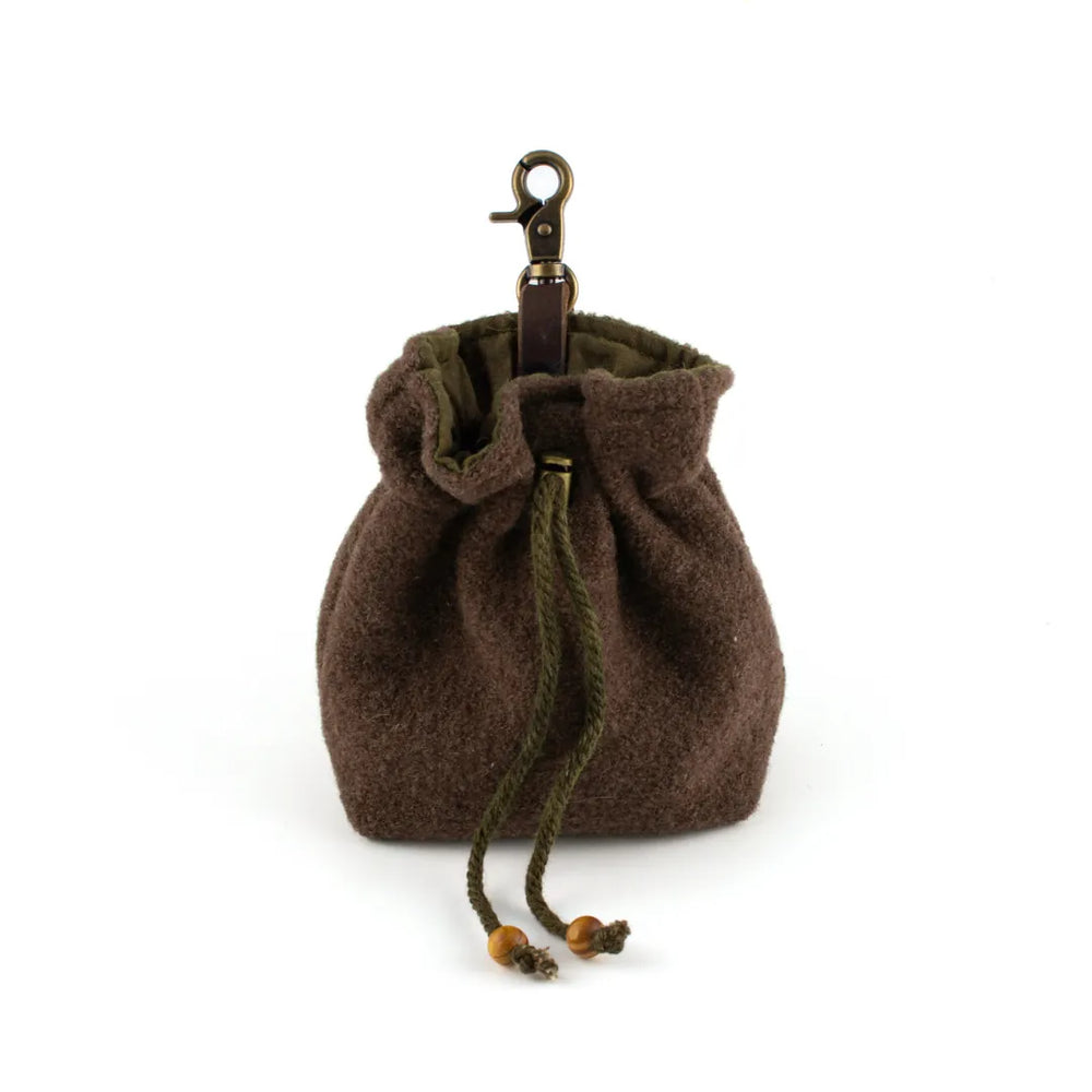 Braune, gefilzte Leckerlibeutel Nuka mit Kordelzug, Karabinerhaken und Schnürsenkeln mit Holzperlen.