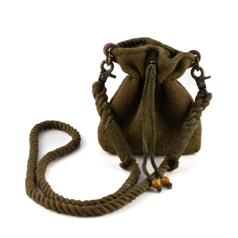 "Leckerlibeutel Nuka in olivgrün mit Tunnelzugverschluss und geflochtenen Tragegriffen aus robustem Material."