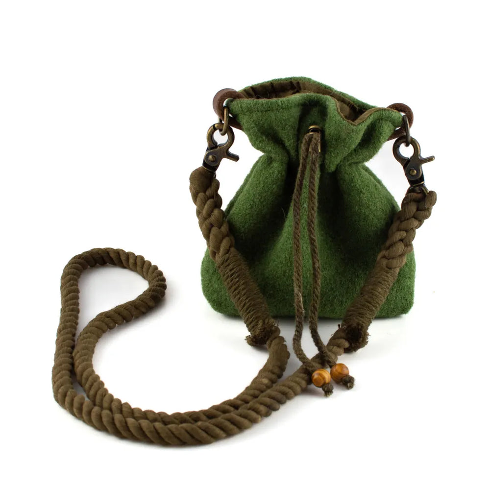 "Grüne gefilzte Tasche Nuka mit drawstring-Verschluss und geflochtenem Olivgrün-Tragriemen, verziert mit Holzperlen."