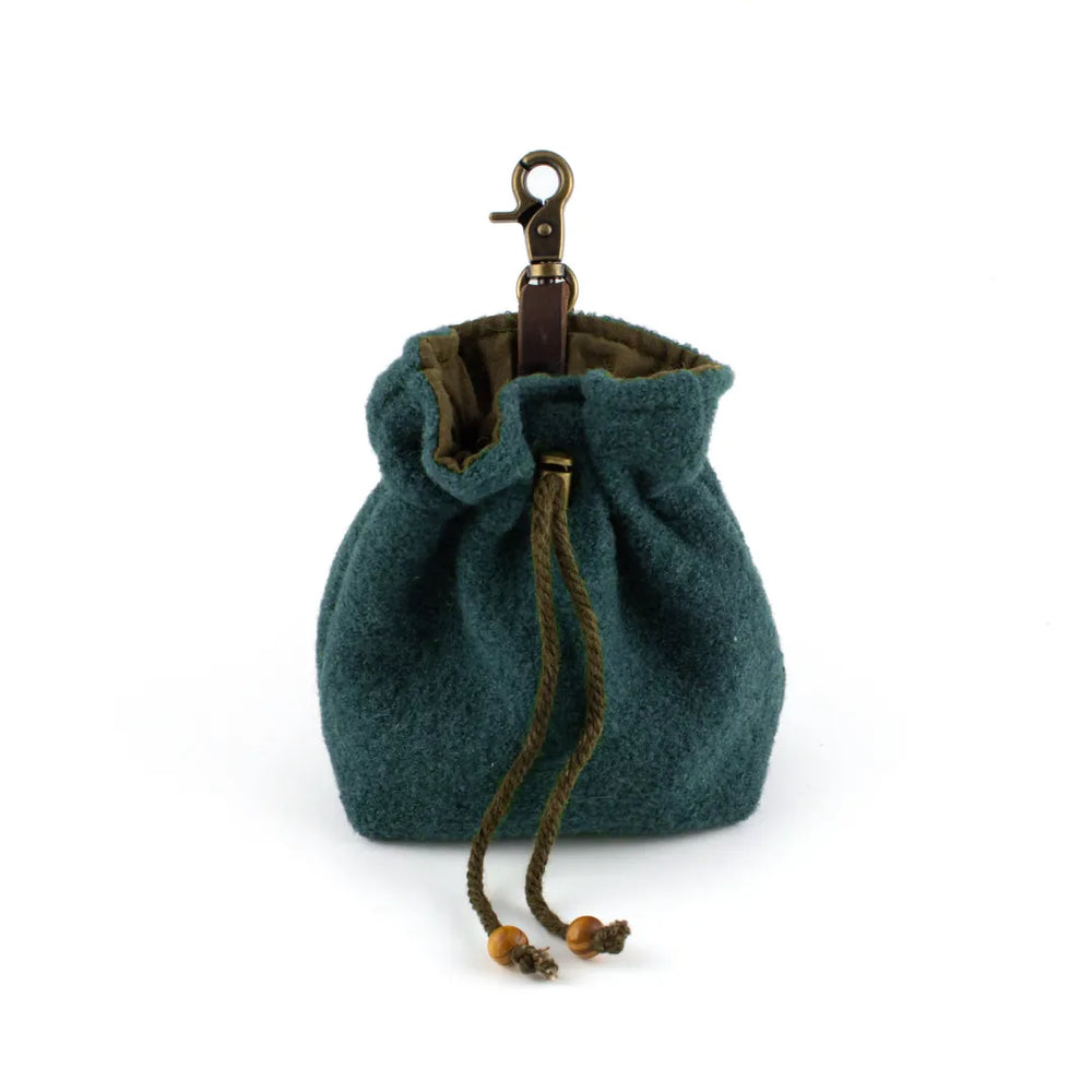 Grüner Leckerlibeutel Nuka mit Kordelzug und goldfarbenem Karabiner, ideal für unterwegs.