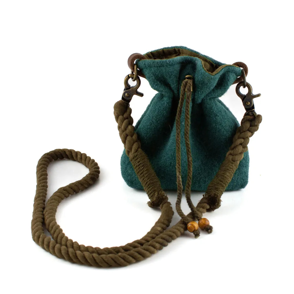 Grüne Umhängetasche aus Filz mit Zugverschluss und geflochtenem Trageriemen in Olivgrün. Ideal für Leckerli oder kleine Dinge.
