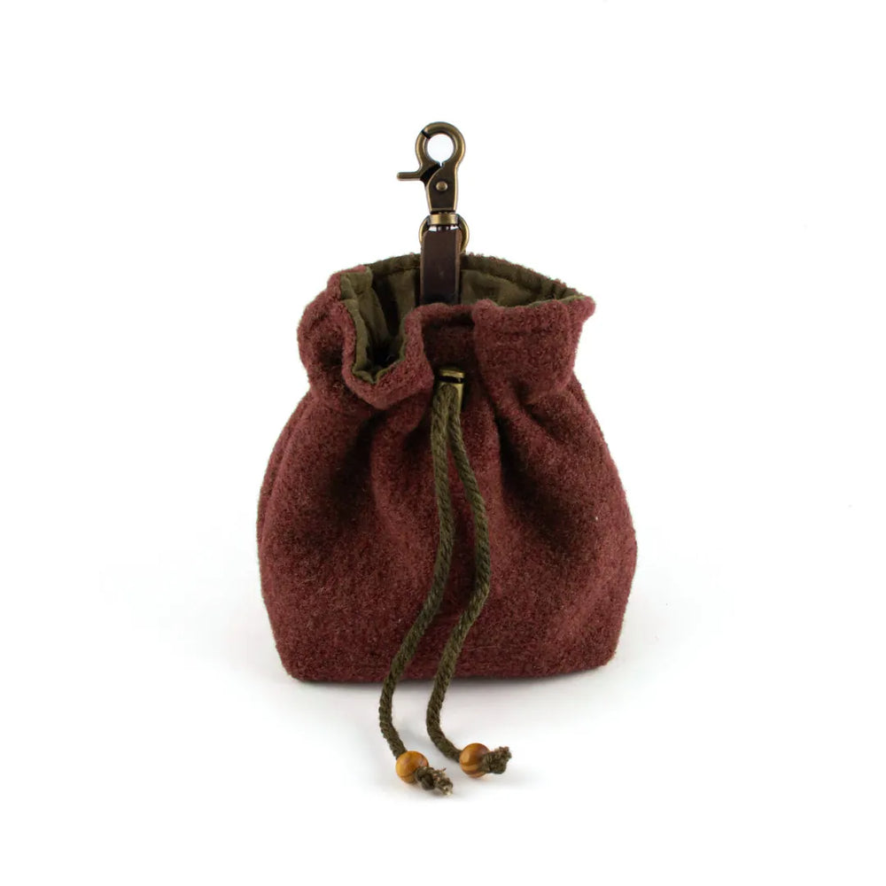 "Rote Filztasche Nuka mit Kordelzug und Karabiner für Haustierleckerlis im praktischen Design."