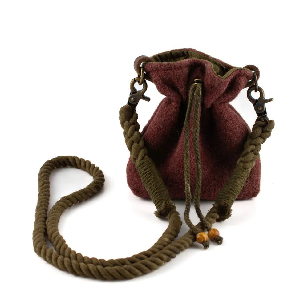 "Leckerlibeutel NUKA aus filz in rot-braun mit Tunnelzug und geflochtenem Tragegurt für Hundeausflüge."