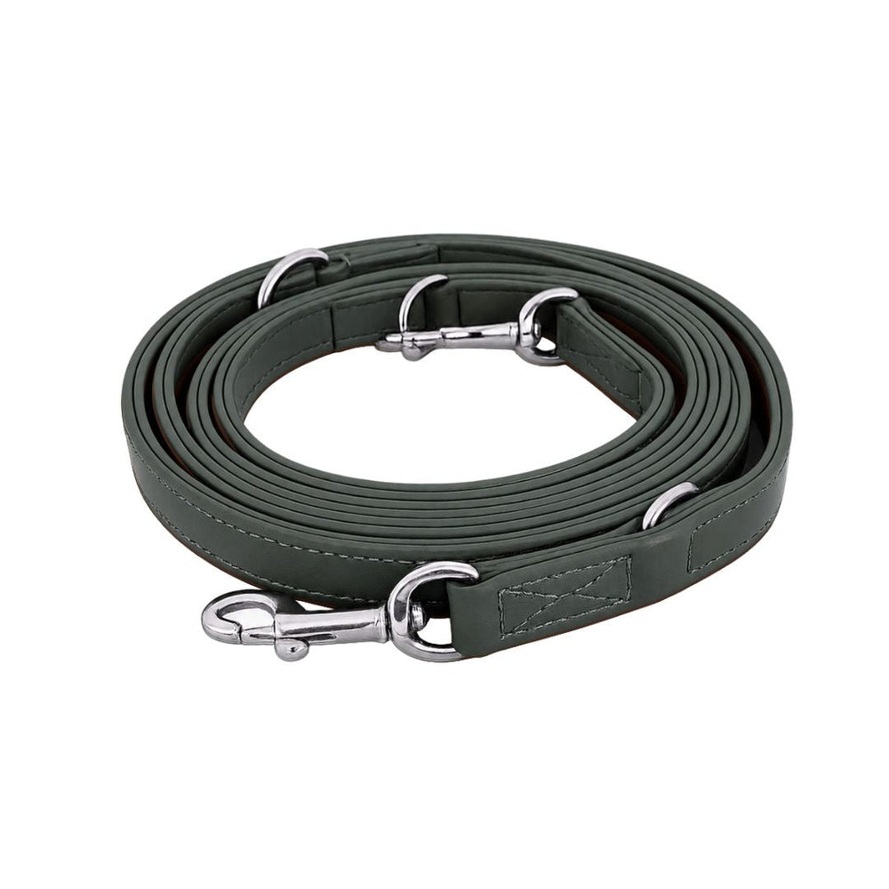 Grüne Leder Hundeleine Classic Soft mit Ringen und Karabinerhaken, elegant und robust, ideal für stilvolle Hundebesitzer.