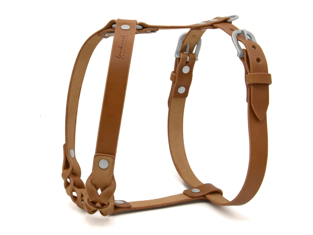 Braunes Ledergeschirr WALDSTREUNER für Hunde mit metallischen Schnallen und geflochtenem Design, robust und stilvoll.