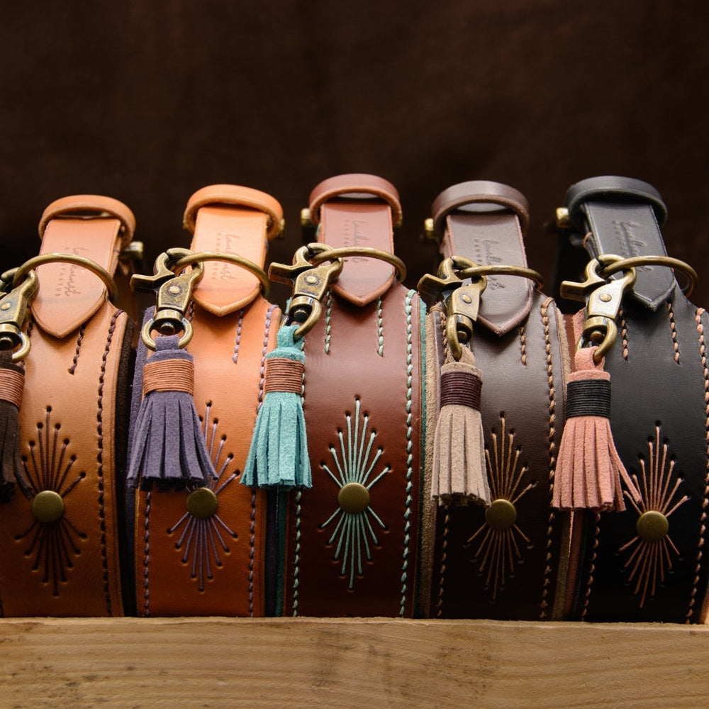 Lederhalsband WOODSTOCK in Braun, Beige, Schwarz mit farbiger Stickerei und dekorativen Fransenanhängern.