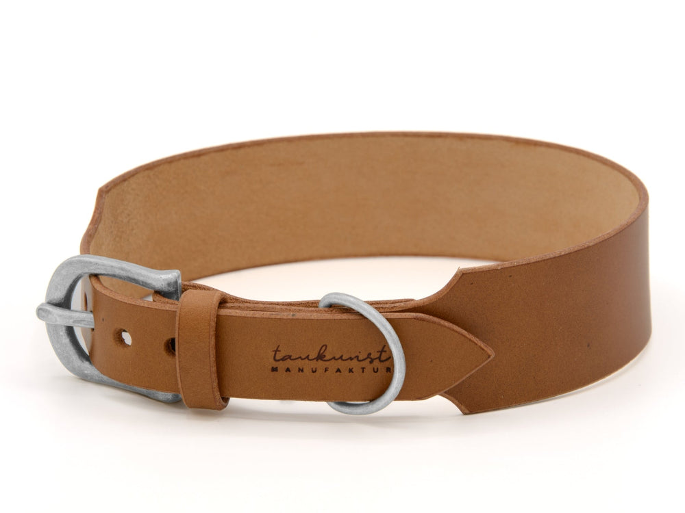 Schmaler brauner Lederhalsband WALDSTREUNER mit schlichter silberner Metallschnalle und glatter Oberfläche.