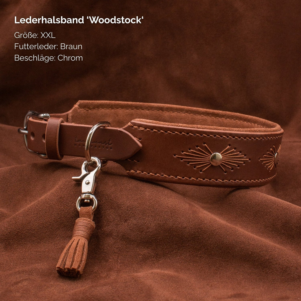 Lederhalsband "Woodstock" in braun, Größe XXL, mit chromfarbigen Beschlägen und dekorativer Stickerei.