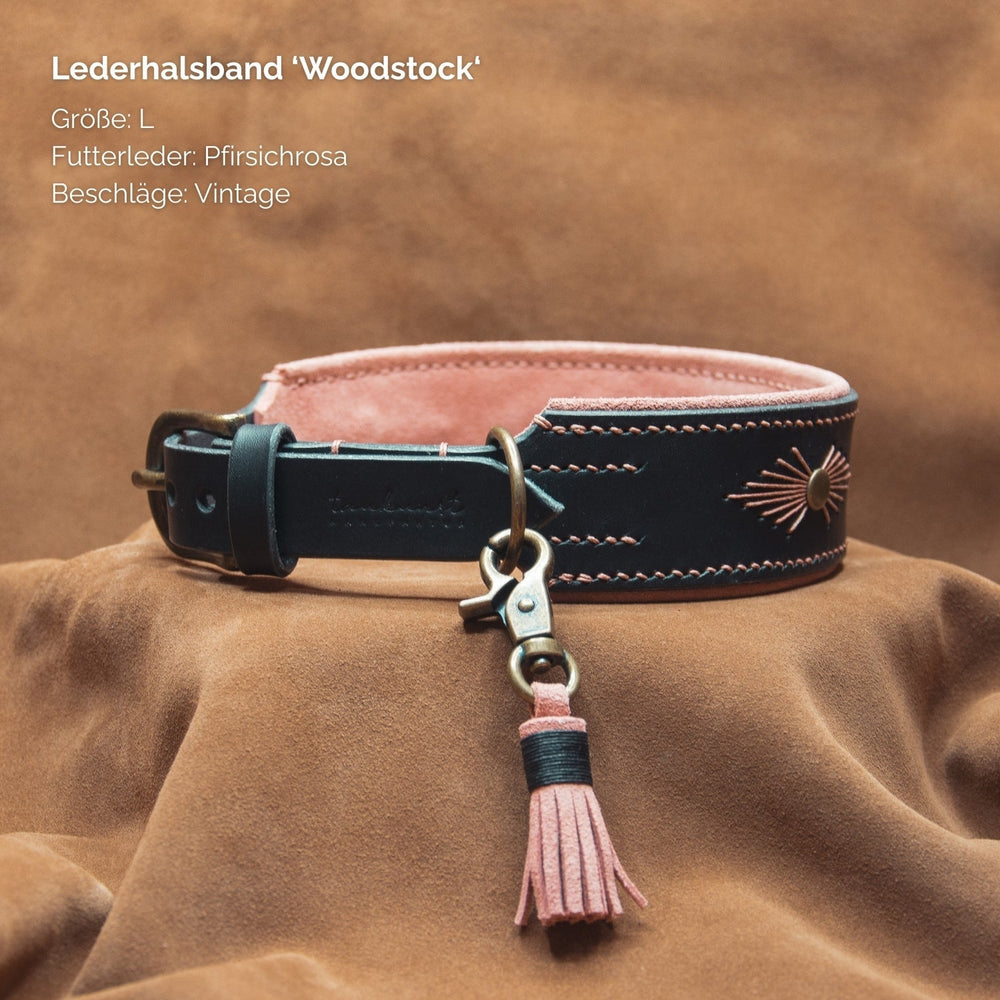 Schwarzes Lederhalsband 'Woodstock' mit pfirsichrosa Futter und Vintage-Beschlägen, Größe L.