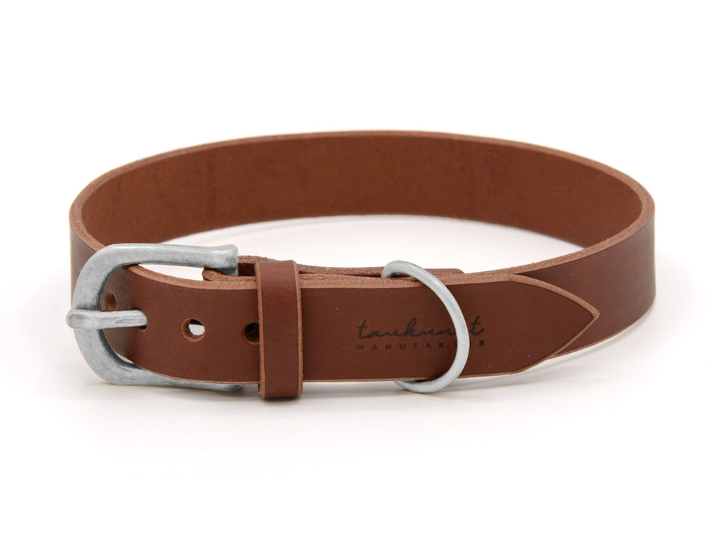 Braunes Lederhalsband WALDSTREUNER mit eleganter silberner Schnalle und eingeprägtem Logo von tanukurt Manufaktur.