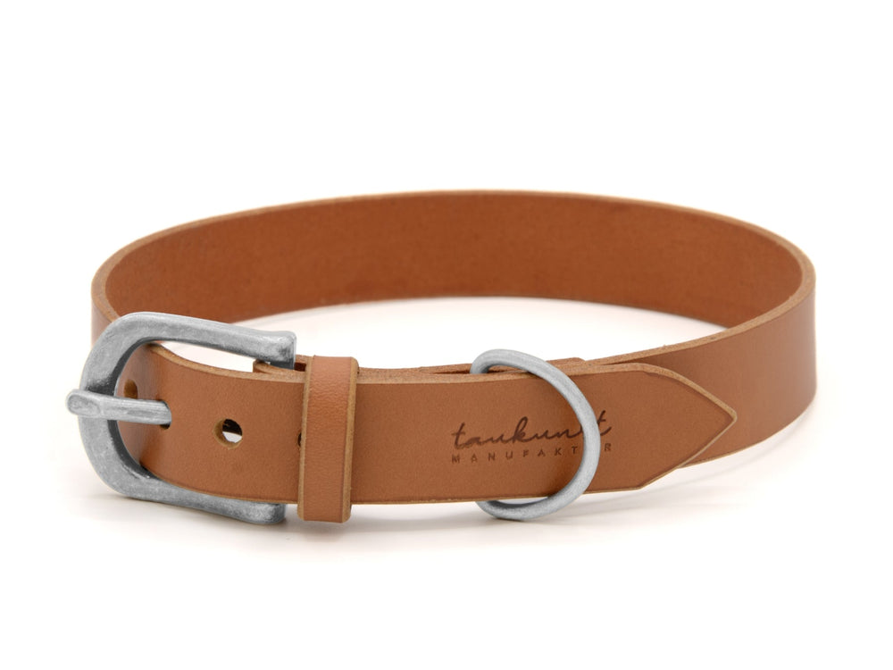 Braunes Ledergeschirr für Welpen mit silberner Schnalle, aus hochwertigem Leder, elegant und schlicht gestaltet.