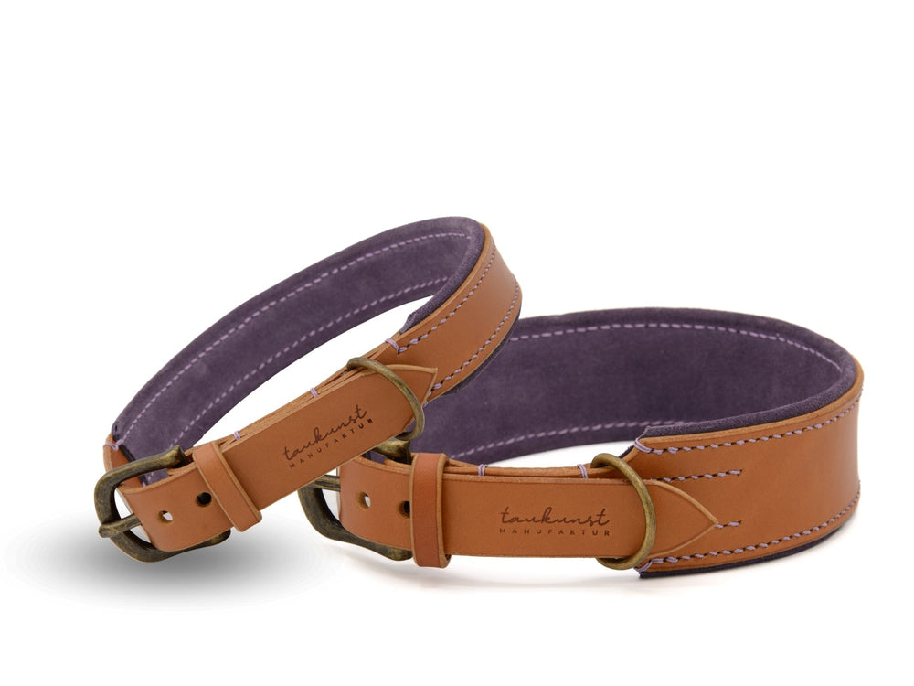 Hochwertige Lederhalsbänder in Braun mit lila Fütterung und verstellbarer Messingschnalle für stilvolle Haustiere.