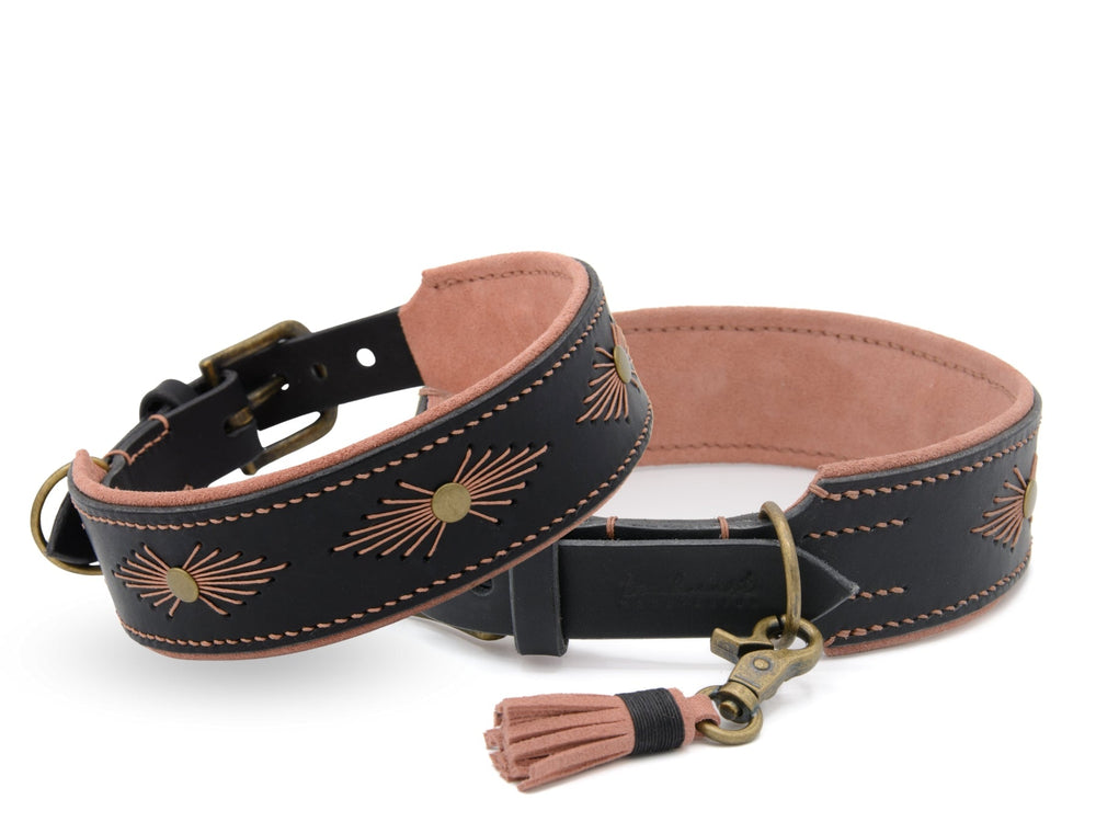 Stylisches schwarzes Lederhalsband mit weicher rosa Innenseite und goldfarbenen Verzierungen für Hunde.