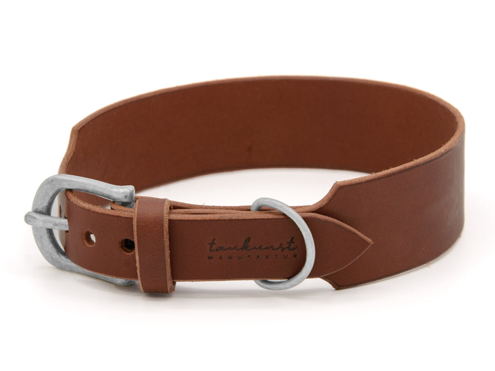 Braunes Lederhalsband WALDSTREUNER mit silberner Schnalle und 'tankunst MANUFAKTUR' Label auf der Innenseite.