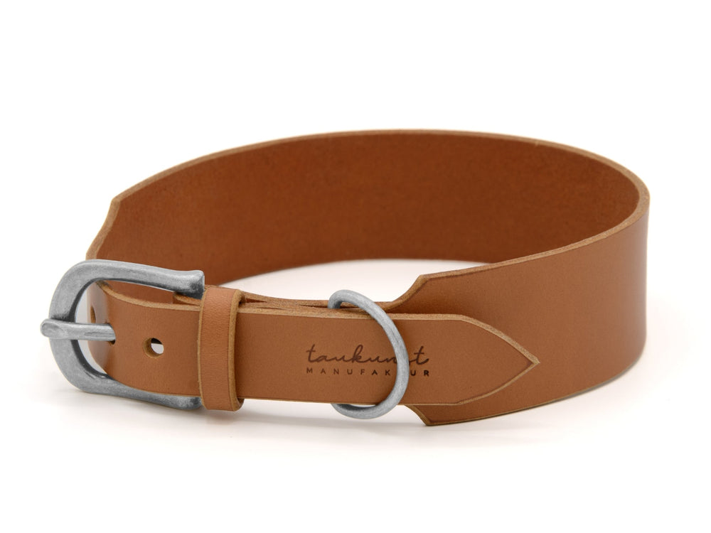 Natürliches braunes Lederhalsband WALDSTREUNER mit eleganter silberner Schnalle und minimalistischer Optik.