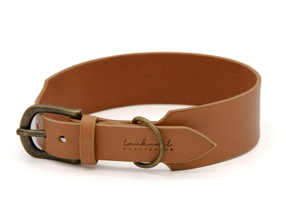 Braunes Lederhalsband WALDSTREUNER mit eleganter Bronze-Schnalle und "tankunst MANUFAKTUR"-Logo.