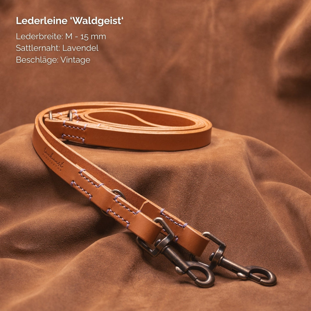 Lederleine "Waldgeist" in 15 mm mit Lavendel-Sattlernaht und Vintage-Beschlägen für stilvolle Hundeausstattung.