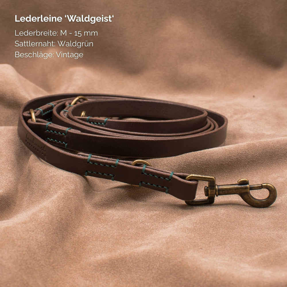 Braune Lederleine mit 15 mm Breite, Walgrün-Sattelnaht und Vintage-Beschlägen, auf beigem samtigen Untergrund.