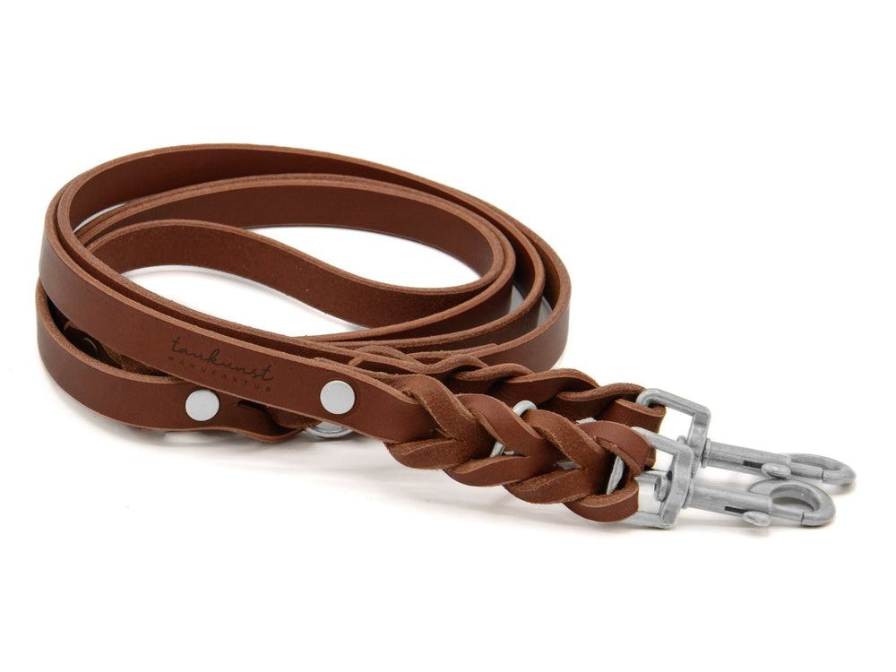 Braune geflochtene Lederleine für Hunde mit zwei Metallhaken und Druckknöpfen, robust und hochwertig.