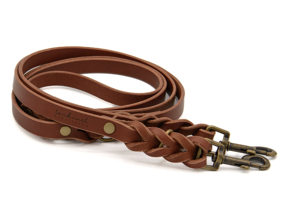 Braune, geflochtene Lederleine mit zwei robusten Karabinerhaken und Druckknopfverschluss für Hunde. Qualitätsaccessoire für Hundehalter.