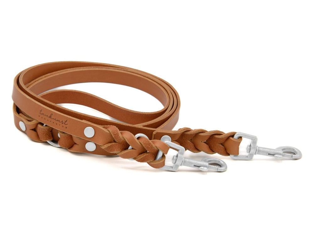 Braune geflochtene Hundeleine aus Leder mit silbernen Karabinerhaken und metallischen Druckknöpfen.