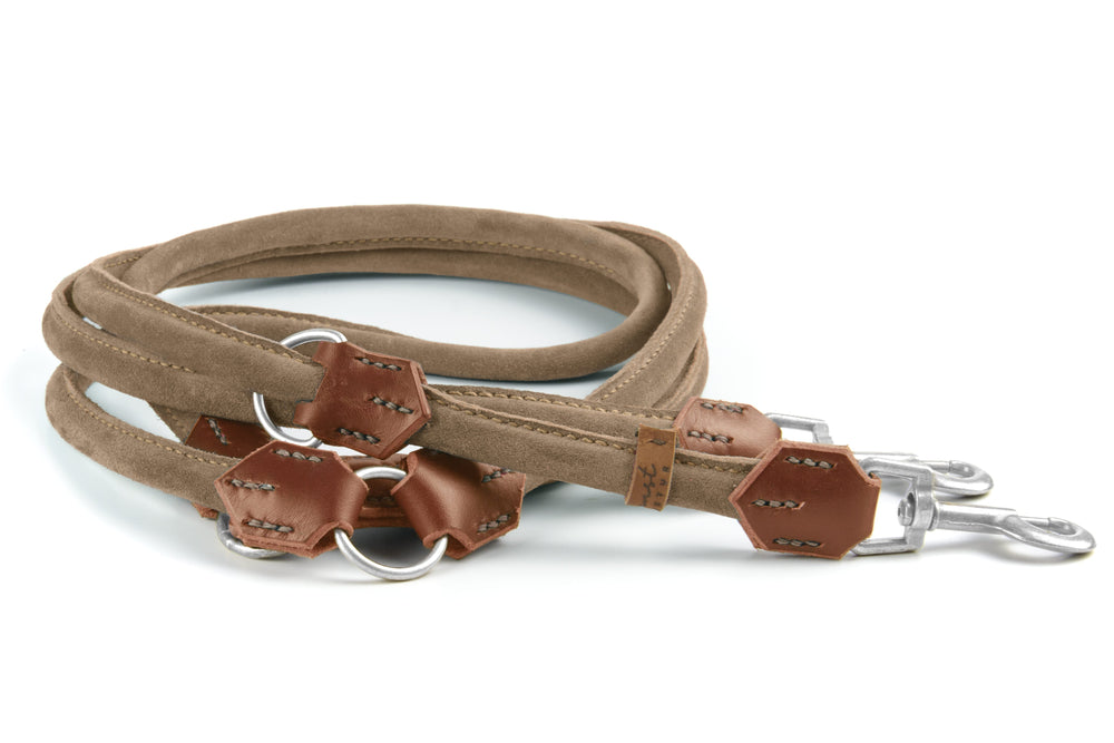 Beige Wildlederleine mit braunen Lederdetails und zwei Metallhaken für Hunde, weich und flexibel.