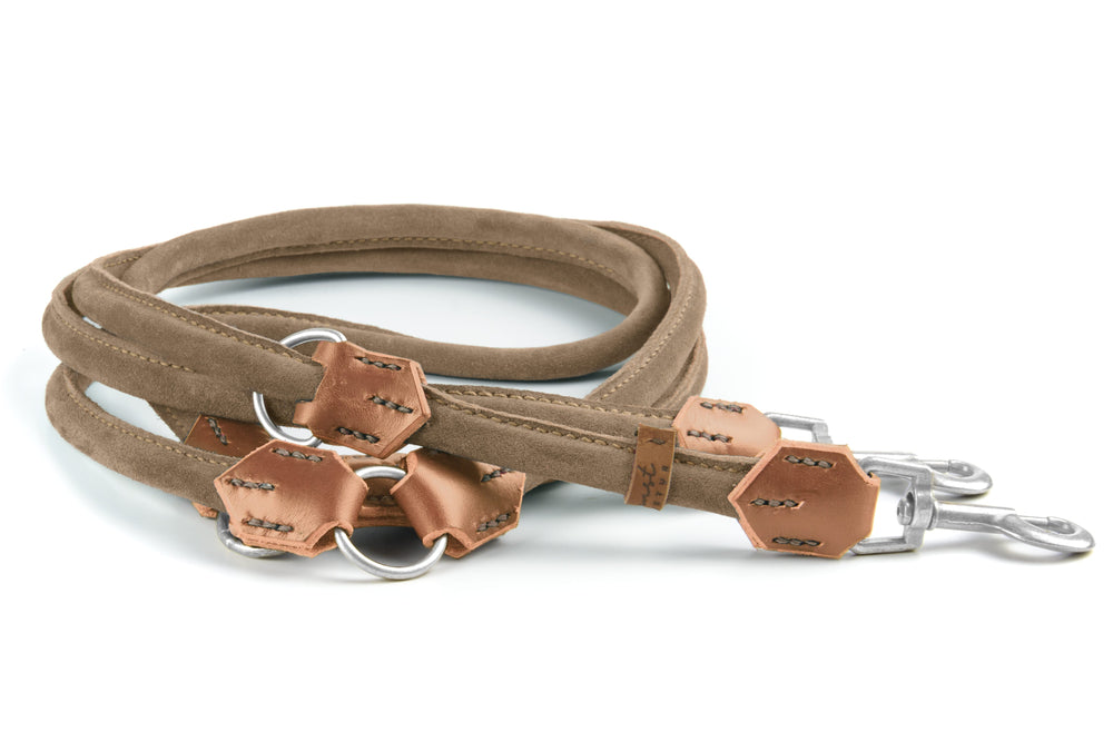 "Braune Wildlederleine mit robusten Karabinern und eleganten Details für Hunde, dreifach gefaltet und strapazierfähig."