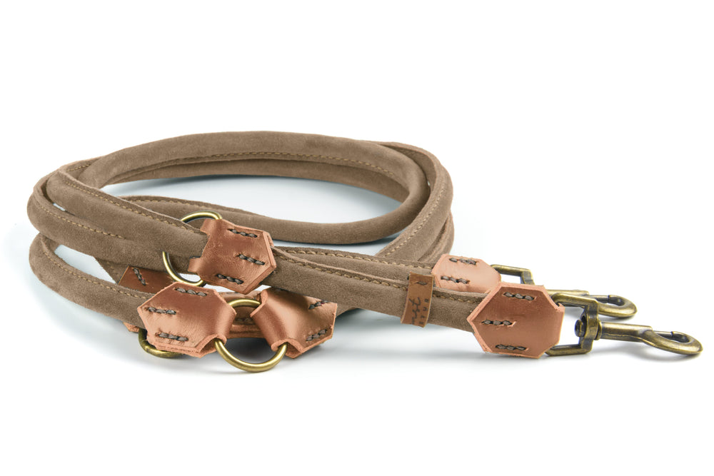 Doppelte Wildlederleine "Wildfang" in Braun mit Leder-Elementen und zwei robusten Karabinerhaken.