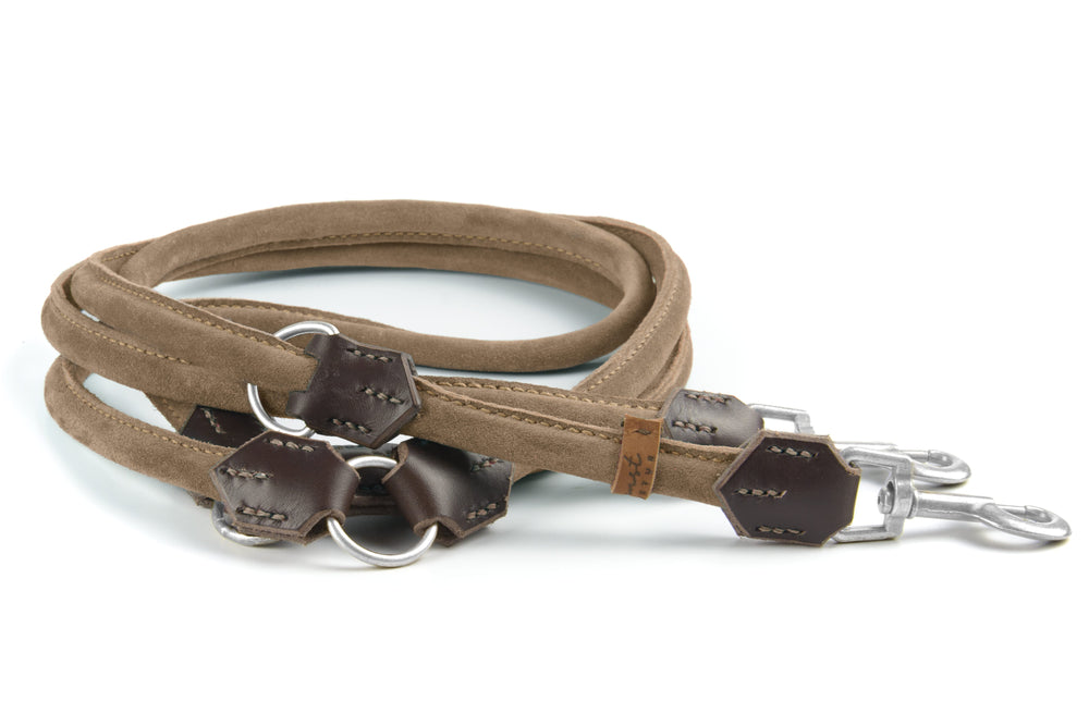 "Braune Wildlederleine für Hunde mit zwei Karabinern und robuster Befestigung, ideal für stilvolle Spaziergänge."