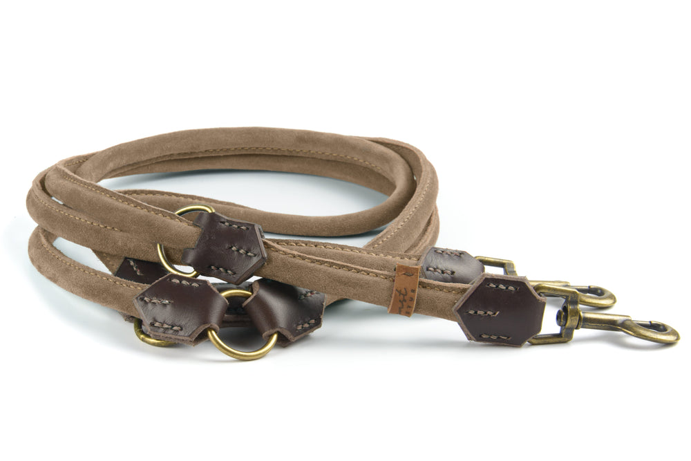 Beiges Wildlederhalsband mit robusten metallischen Verschlüssen und eleganter doppelter Schlaufe für Hunde.