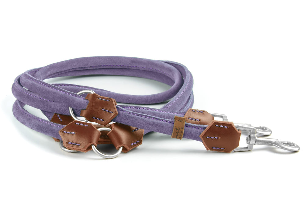 Lila Wildlederleine von Wildfang mit braunen Akzenten und stabilen Karabinerhaken, elegant und weich verarbeitet.