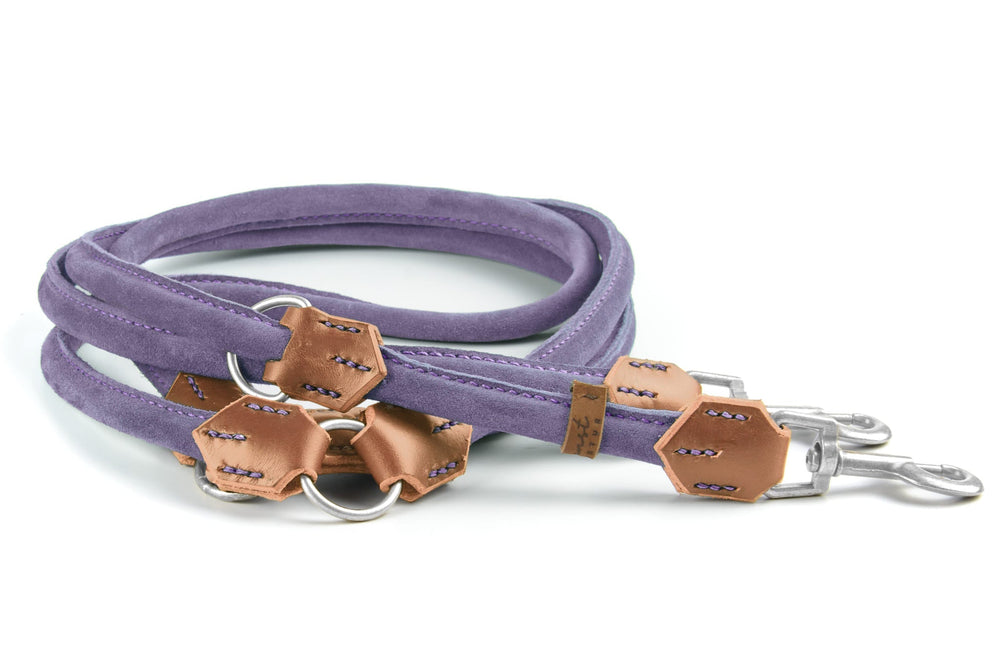 Lila Wildlederleine für Hunde mit weichem Material und braunen Lederakzenten, ideal für Spaziergänge.