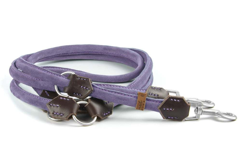 "Lila Wildlederleine mit braunen Lederakzenten und robusten Metallkarabinern für stilvolle Hundebesitzer."