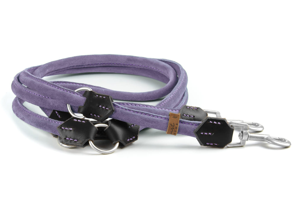 Lila Wildlederleine mit schwarzen Lederakzenten, geflochten, zwei Karabinerhaken und D-Ring für Hunde.