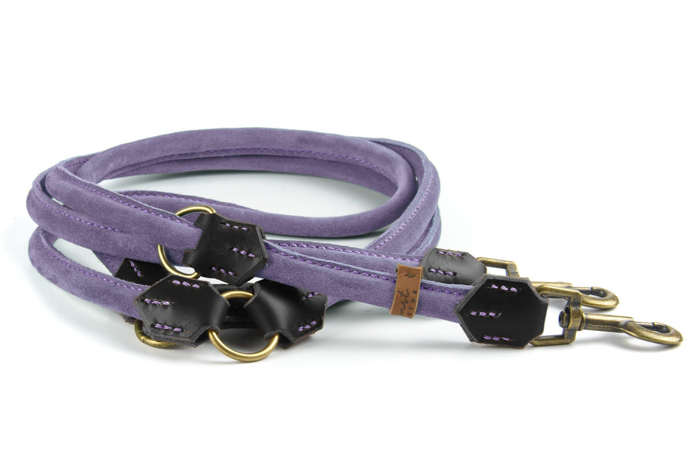 Lila Wildlederleine mit schwarzem Leder und goldfarbenen Karabinern für Hunde, doppelte Führungsleine, elegant und weich.