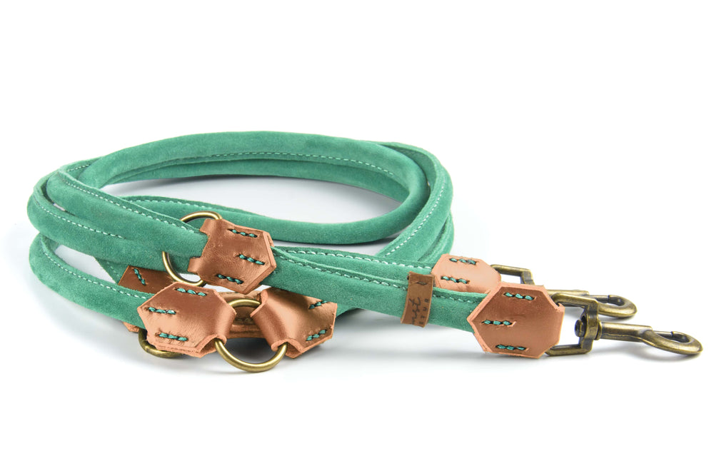 "Grüne Wildlederleine mit zwei Karabinerhaken und braunen Lederakzenten für stilvolles Hundeausführen."
