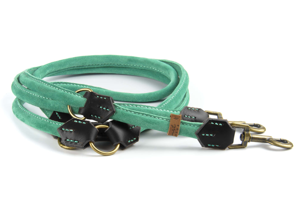 Grüne Wildlederleine mit braunen Elementen, zwei Karabinerhaken und komfortabler Schlaufe für Hunde.