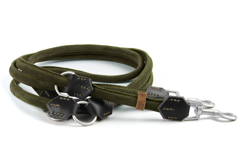 Grüne Wildlederleine mit stabilen Karabinerhaken und Lederdetails, hochwertig geflochten für Hunde.