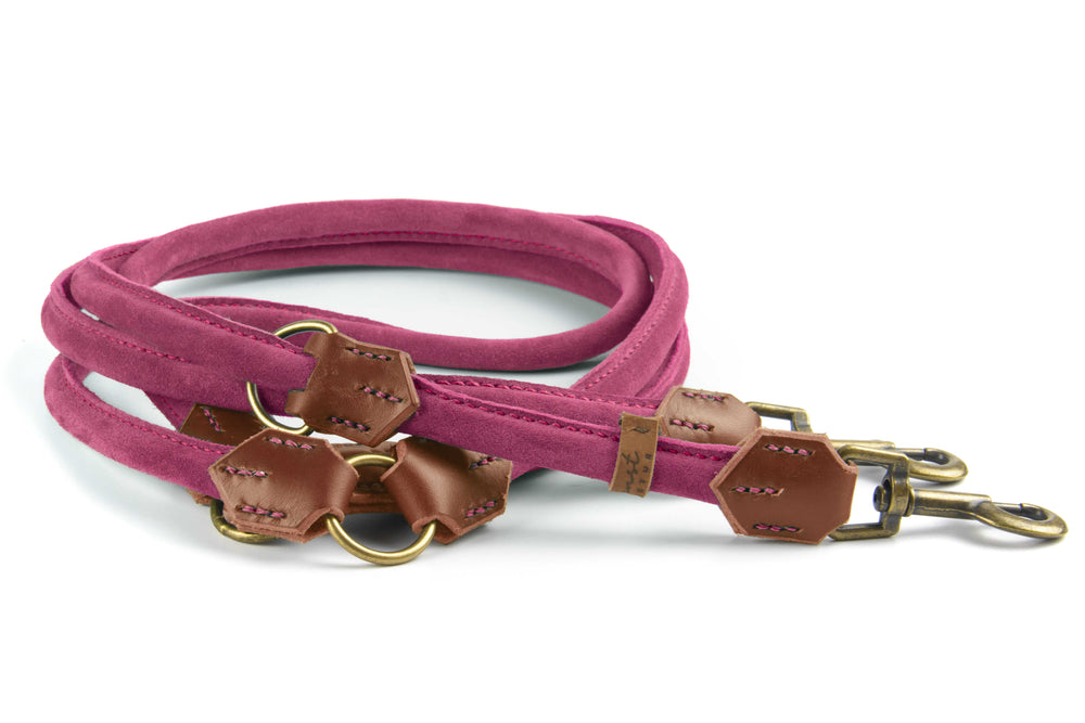 Doppelte Wildlederleine in Pink mit braunen Details und goldenen Karabinern für stilvolle Hundebesitzer.