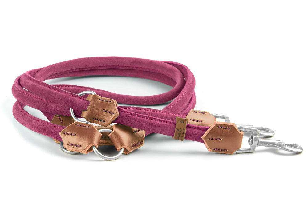 "Lila Wildlederleine mit braunen Lederdetails und metallenen Karabinerhaken, weich gepolstert für optimalen Komfort."