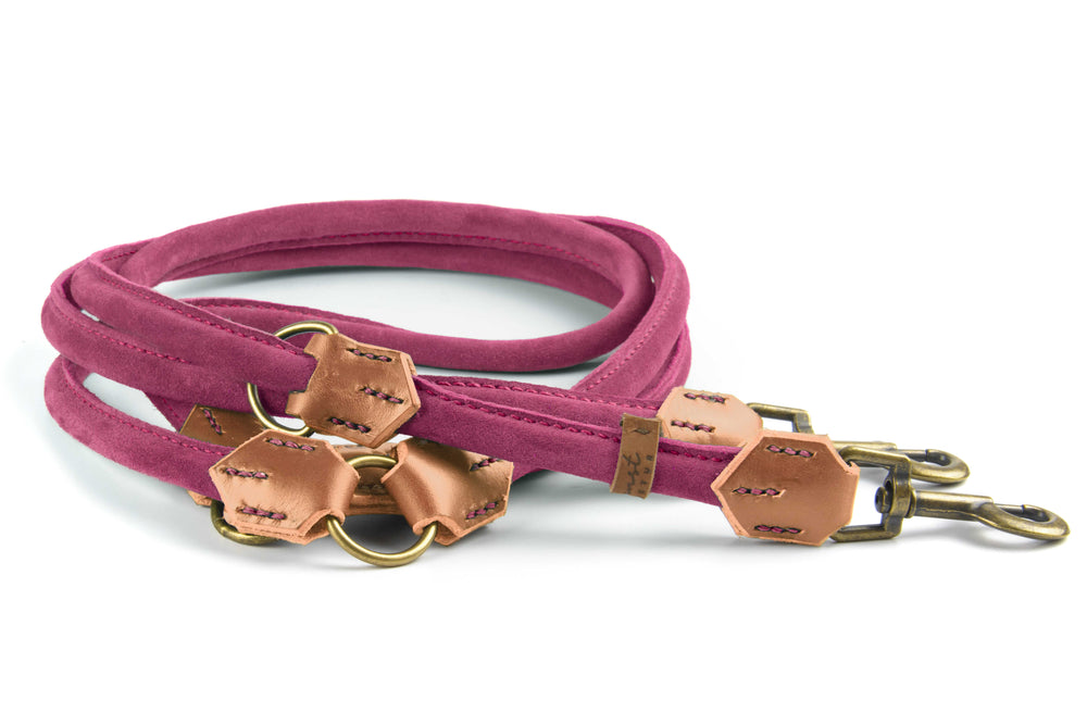 Pinkfarbene Wildlederleine mit Metall-Verschlüssen und Lederdetails, samtige Oberfläche und verschiedene Längen erhältlich.