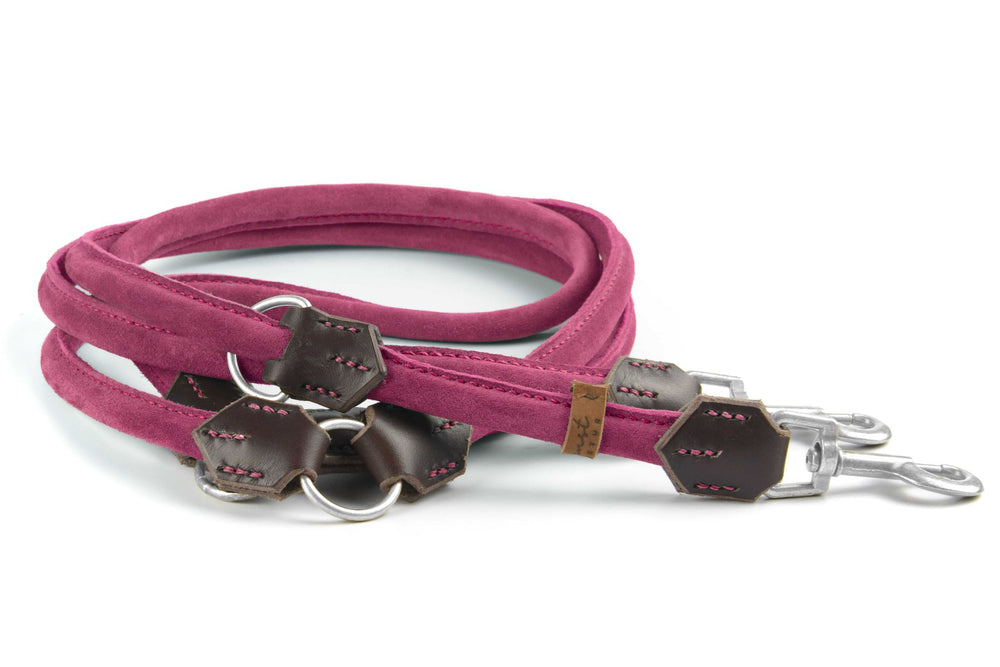 Pinkfarbene Wildlederleine mit silbernen Karabinerhaken und braunen Lederdetails für stilvolle Hundebesitzer.