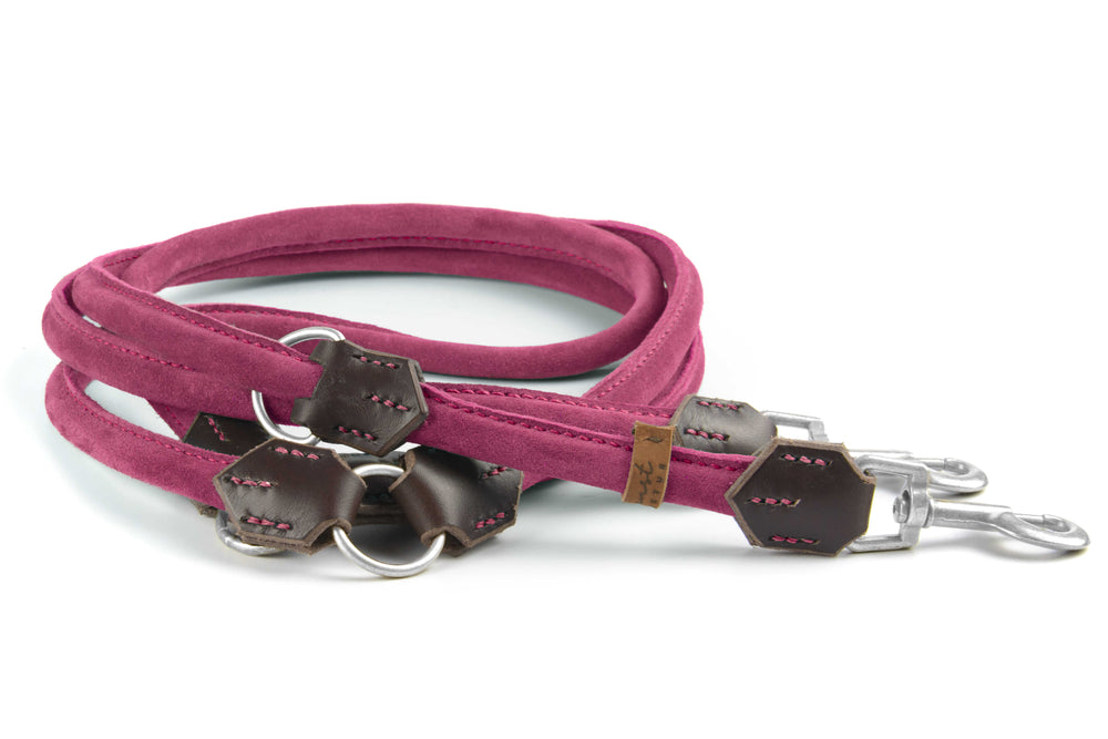Pinkfarbene Wildlederleine mit silbernen Karabinerhaken und braunen Lederdetails für stilvolle Hundebesitzer.
