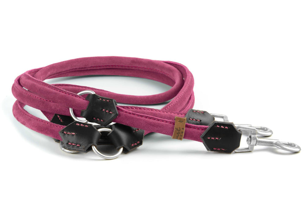 Pinke Wildlederleine für Hunde mit schwarzen Details, zwei Karabinerhaken und doppelter Schlaufe zur Anpassung.