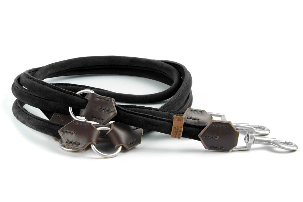 Elegante schwarze Wildlederleine mit braunen Lederdetails und zwei Metallkarabiner für Hunde.