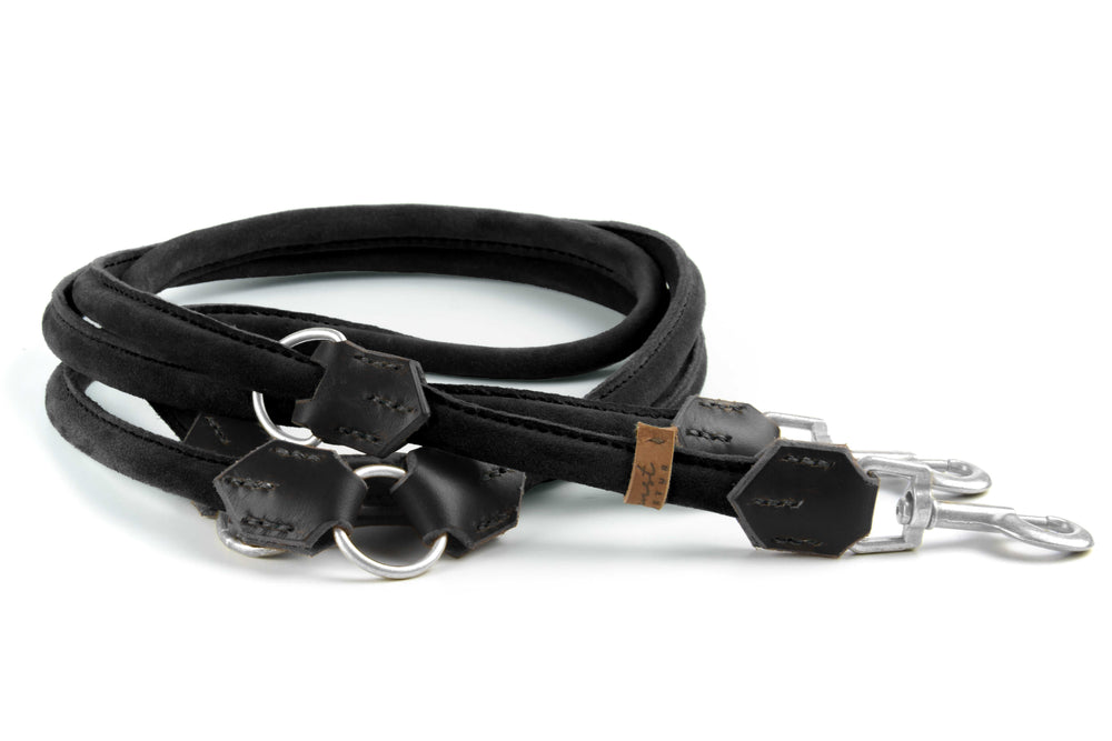 Schwarze Wildlederleine für Hunde mit zwei Karabinerhaken, weich und strapazierfähig, elegant verarbeitet.